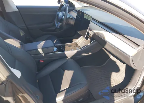 2018 Tesla Model 3 Long Range/Mid Range z USA, uszkodzony, nr VIN 5YJ3E1EA1JF019973